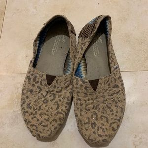 Leopard print Toms